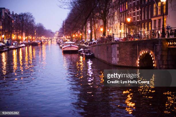 amsterdam canal in winter at night - lyn holly coorg stock pictures, royalty-free photos & images