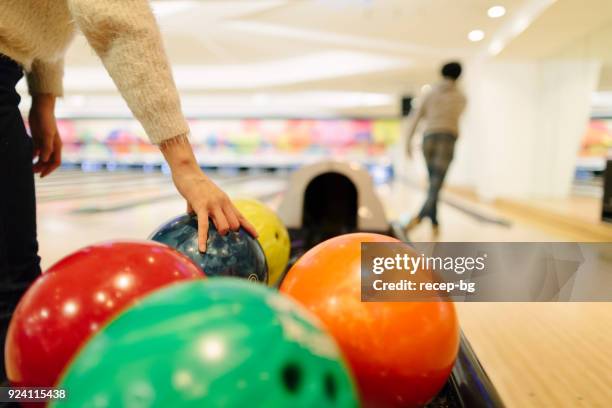 due persone che giocano a bowling - ten pin bowling foto e immagini stock