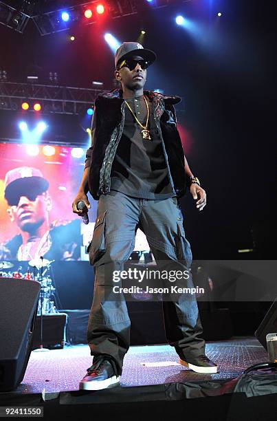 Fabolous performs onstage during POWER 105.1's POWERHOUSE at Izod Center on October 27, 2009 in East Rutherford, New Jersey.