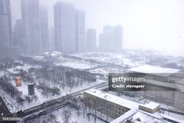 chicago millennium park und art institute im schneesturm - jay pritzker pavillion stock-fotos und bilder