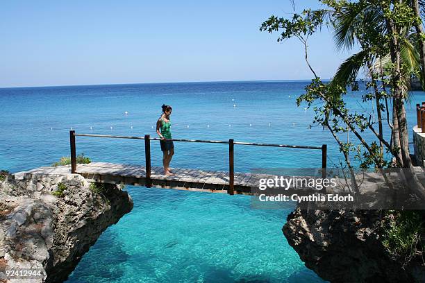 woman walking on suspended bridge in jamaica - negril jamaica imagens e fotografias de stock