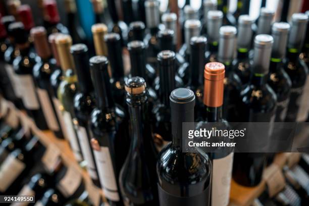 cerca de diferentes botellas de vino en una tienda de vinos - wine bottle fotografías e imágenes de stock