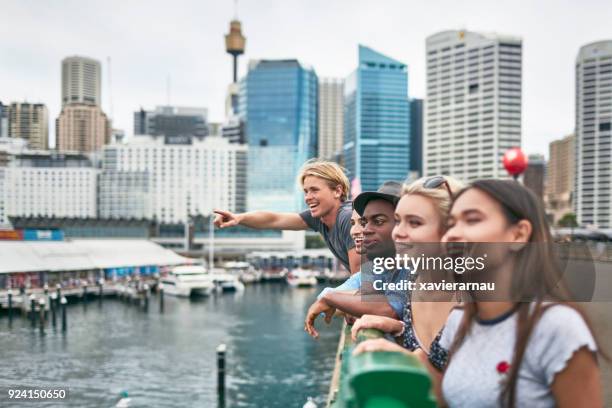 aufgeregt freunde wegschauen gegen gebäude - australia city lifestyle stock-fotos und bilder