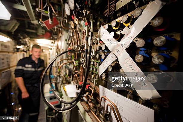 Submariner walks inside French SNA class submarine "Casabianca", on October 20 off Toulon, during a training session. Un sous-marinier marche à...