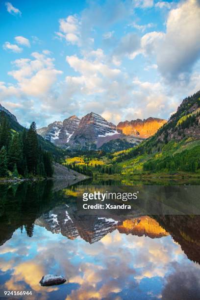 maroon klokken en lake bij zonsopgang, colorado, usa - american landscape stockfoto's en -beelden