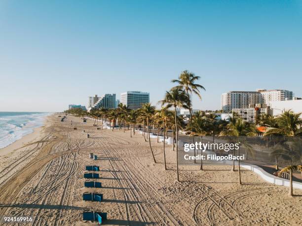 fort lauderdale beach bei sonnenaufgang vom gesichtspunkt der drohne - fort lauderdale stock-fotos und bilder