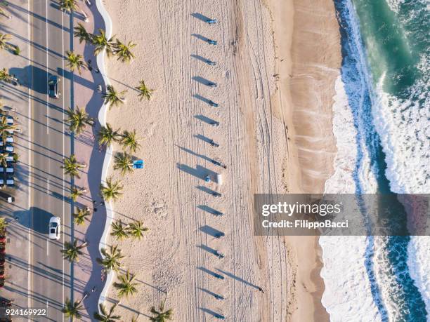 fort lauderdale beach bij zonsopgang vanuit het oogpunt van de drone - florida usa stockfoto's en -beelden