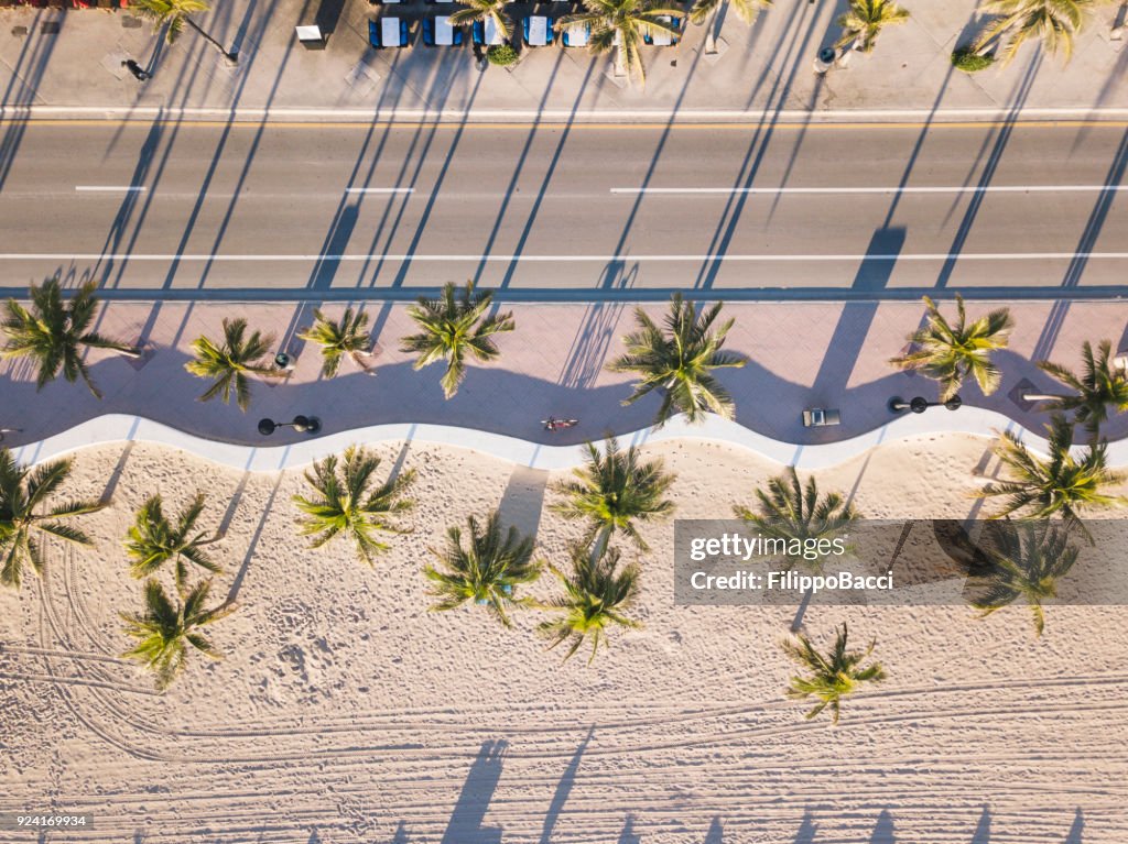 Fort Lauderdale Beach bei Sonnenaufgang vom Gesichtspunkt der Drohne