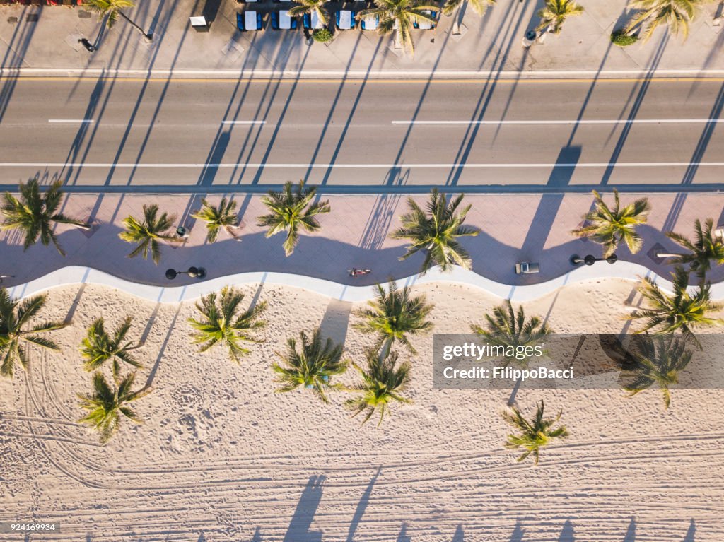 Playa de Fort Lauderdale en sunrise de drone punto de vista