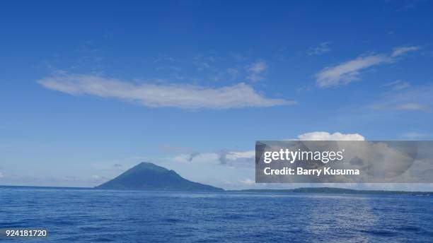 manado tua island. - sulawesi norte imagens e fotografias de stock