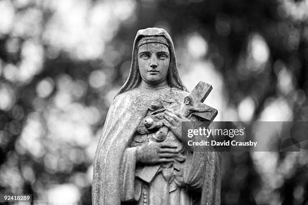 nun headstone - nun fotografías e imágenes de stock