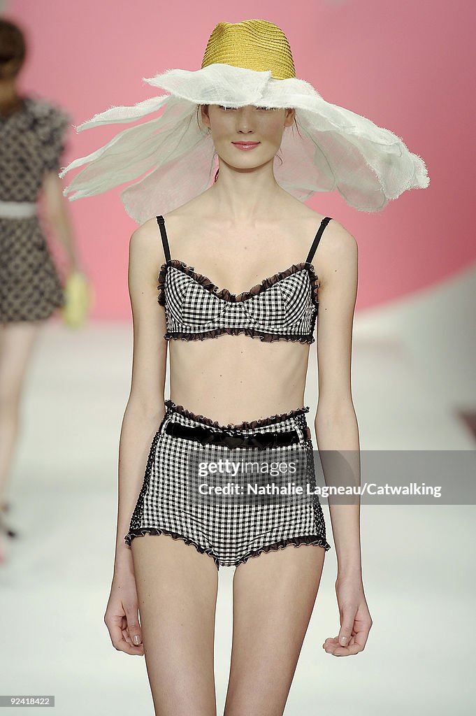 Moschino Cheap & Chic - Milan Fashion Week Spring/Summer 2010
