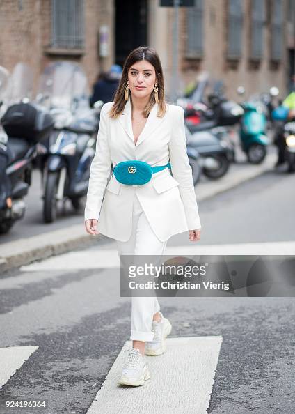 plein Op en neer gaan veerboot Aida Domenech wearing fanny bag Gucci seen outside Ermanno Scervino...  Nieuwsfoto's - Getty Images