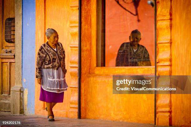 äldre maya kvinna i gatorna i antigua, guatemala. - guatemala bildbanksfoton och bilder