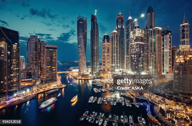 de skyline van dubai marina - city skyline night stockfoto's en -beelden