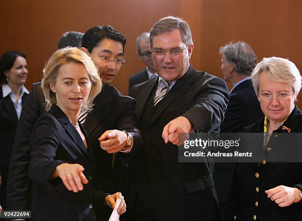 The new German cabinet including Family Minister Ursula von der Leyen, Health Minister Philipp Roesler, Minister of Work and Social Issues Franz...