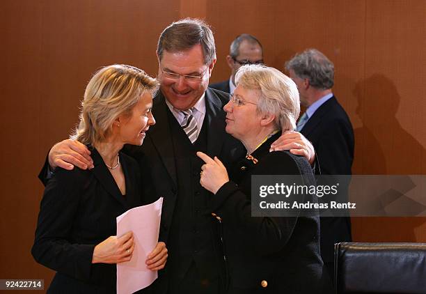 The new German cabinet including Family Minister Ursula von der Leyen, Minister of Work and Social Issues Franz Josef Jung and Education Minister...