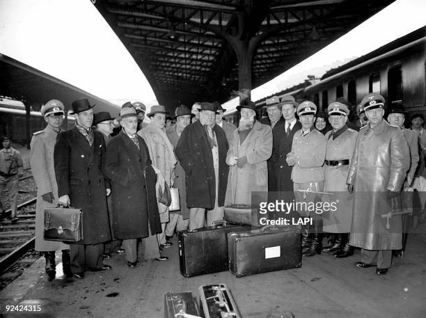 World War II. French artists leaving for a journey in Germany, organized by Arno Breker and Otto Abetz. From left to right : Despiau, Othon Friesz,...