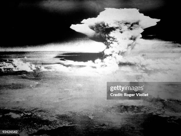 The pyrocumulus, or firestorm-cloud, that engulfed the city of Hiroshima after the US atomic bomb attack on 6th August 1945. The fire reached its...