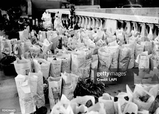 World War II. Bouquets wrapped up with the German newspaper "Pariser Zeitung". Paris, quai aux Fleurs, March 1943.