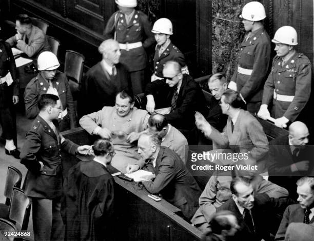 World War II. Nuremberg trials. American Captain Gustav Mark Gilbert, psychologist of the prison for the length of the trial, talking to Goering. In...