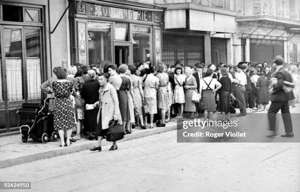 Ww2 Ration Queue World War 2 Food Photos and Premium High Res Pictures - Getty Images