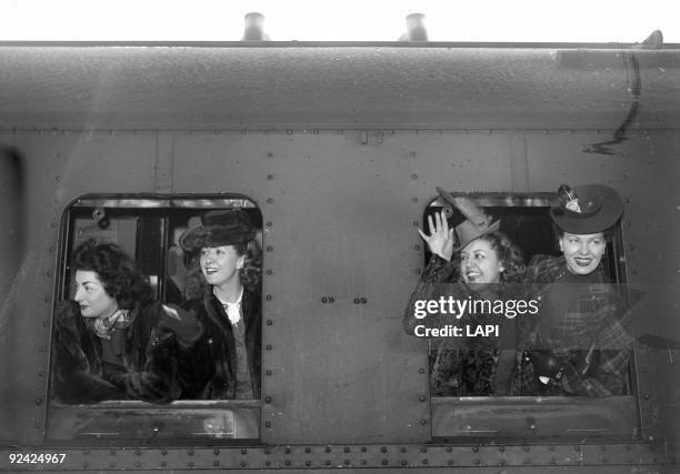Departure of Viviane Romance, Danielle Darrieux, Suzy Delair and Junie Astor for the promotion in Berlin of "Premier Rendez-Vous", film by Henri...