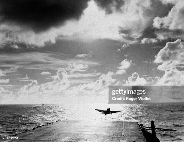 World War II. Pacific front. F6-F taking off from the "Lexington", American aircraft carrier, on the third day of the attack of the Mili atoll ,...