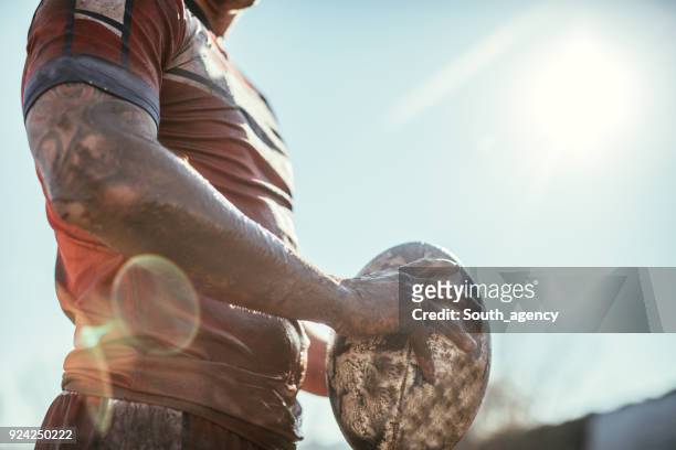 giocatore di rugby in piedi su un campo da gioco con palla - rugby union foto e immagini stock