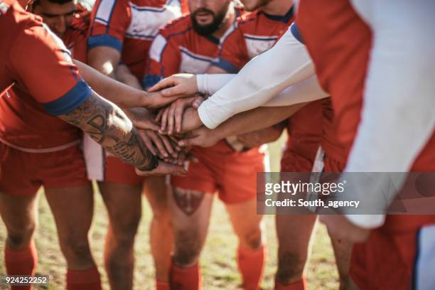 rugby players huddling - sports team huddle stock pictures, royalty-free photos & images