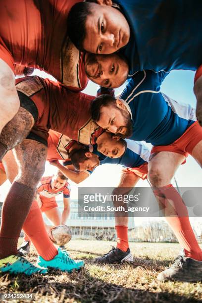 rugbyspelers tijdens het spel - scrummen stockfoto's en -beelden
