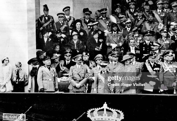 Benito Mussolini , Ribbentrop, Adolf Hitler , Ciano, Goebbels, King of Italy Victor-Emmanuel III, Hess, and Queen Hélène. Rome , on June 5, 1938.