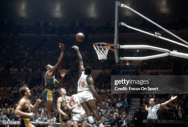 Willis Reed of the New York Knicks in action during an NBA basketball game circa 1969 at Madison Square Garden in the Manhattan borough of New York...