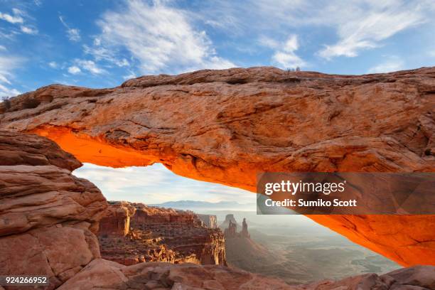 mesa arch at sunrise, canyonlands national park, utah - moab utah fotografías e imágenes de stock