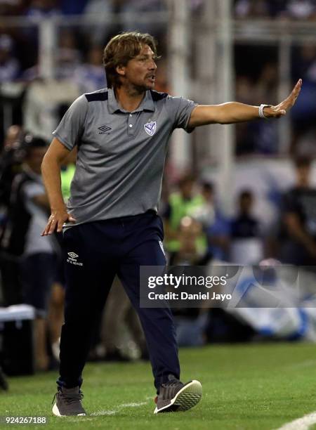 Gabriel Heinze coach of Velez Sarsfield gives instructions to his players during a match between Velez Sarsfield and River Plate as part of the...