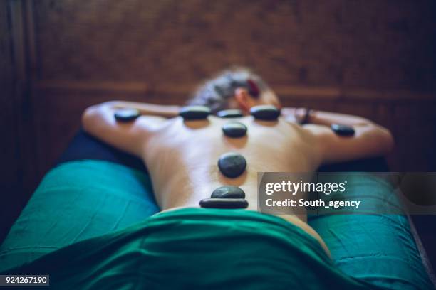 woman at spa - lastone therapy stock pictures, royalty-free photos & images