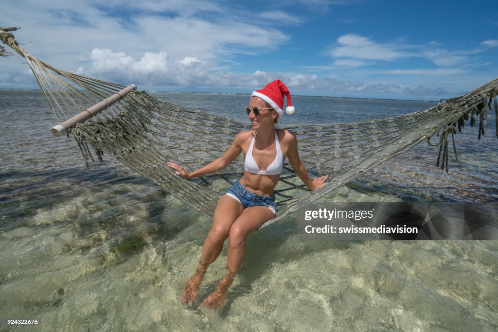 熱帯気候で海外クリスマスを渡す女の子