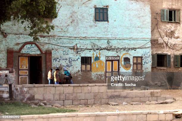 casas por río nilo con fachada pintada, aswan-luxor, egipto - meta turistica fotografías e imágenes de stock