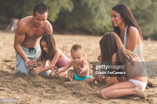 hawaii urlaub mit der familie am strand - fat guy on beach stock-fotos und bilder