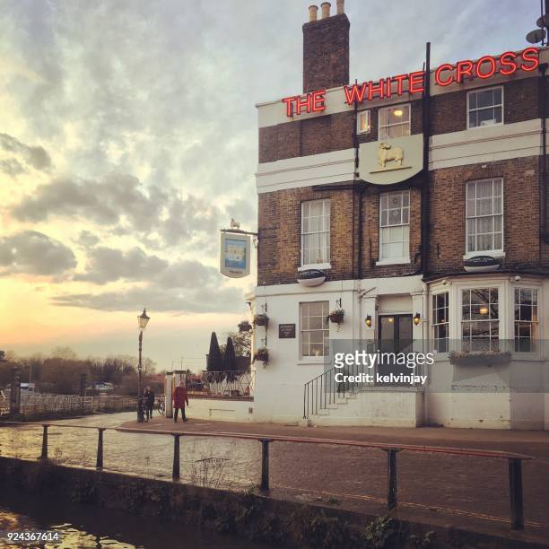 the river thames in richmond, west london, flooding the riverbank - kelvinjay stock pictures, royalty-free photos & images
