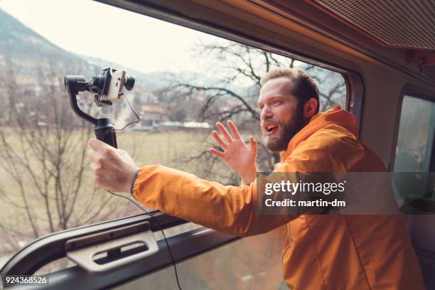 reizen in de trein en vlogging beïnvloeder - vinyl film stockfoto's en -beelden