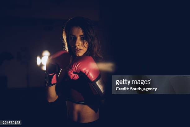 portrait of a female boxer - desporto de combate imagens e fotografias de stock