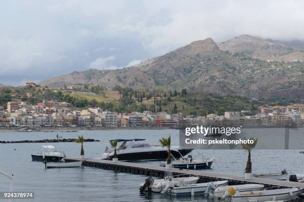 giardini naxos beach sicily - naxos sicily stock-fotos und bilder