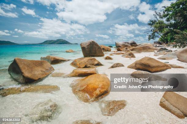 fitzroy island nudie beach rocks - nudie stock-fotos und bilder