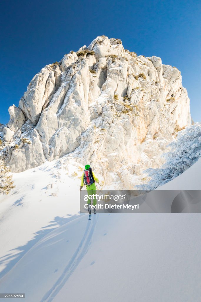 Langlauf Skifahrer - Freerider auf dem Weg zum Gipfel - Mount Kampenwand, Alpen
