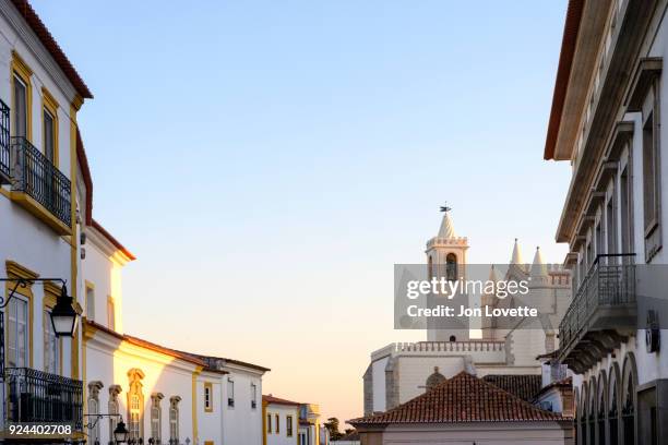 street scene in evora, regionon alentejo - evora stock pictures, royalty-free photos & images