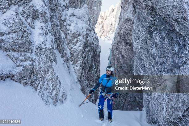 kruis land skiier - freerider op de weg naar de top - alpen - extreem skiën stockfoto's en -beelden