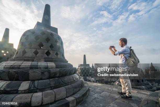 ボロブドゥール寺院、インドネシアの携帯電話撮影旅行男性 - ボロブドゥール寺院 ストックフォトと画像