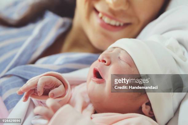 neugeborenen mit seiner mutter - kaiserschnitt stock-fotos und bilder