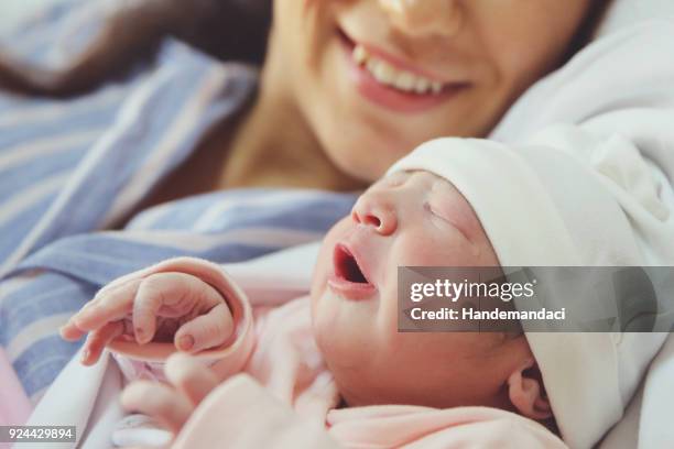 new born baby with his mother - birth imagens e fotografias de stock